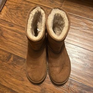 Lightly used chestnut UGG boots. Still like new condition. US size 8
